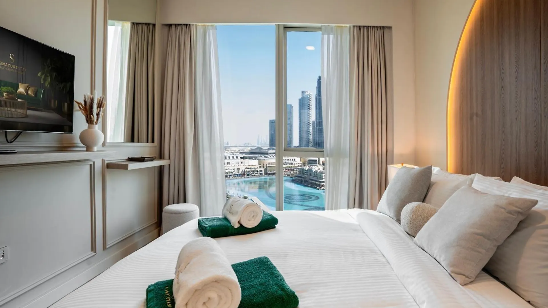 Apartment Stylish 2-Bedroom Luxury Stay In Downtown Dubai With Burj Khalifa & Fountain Views