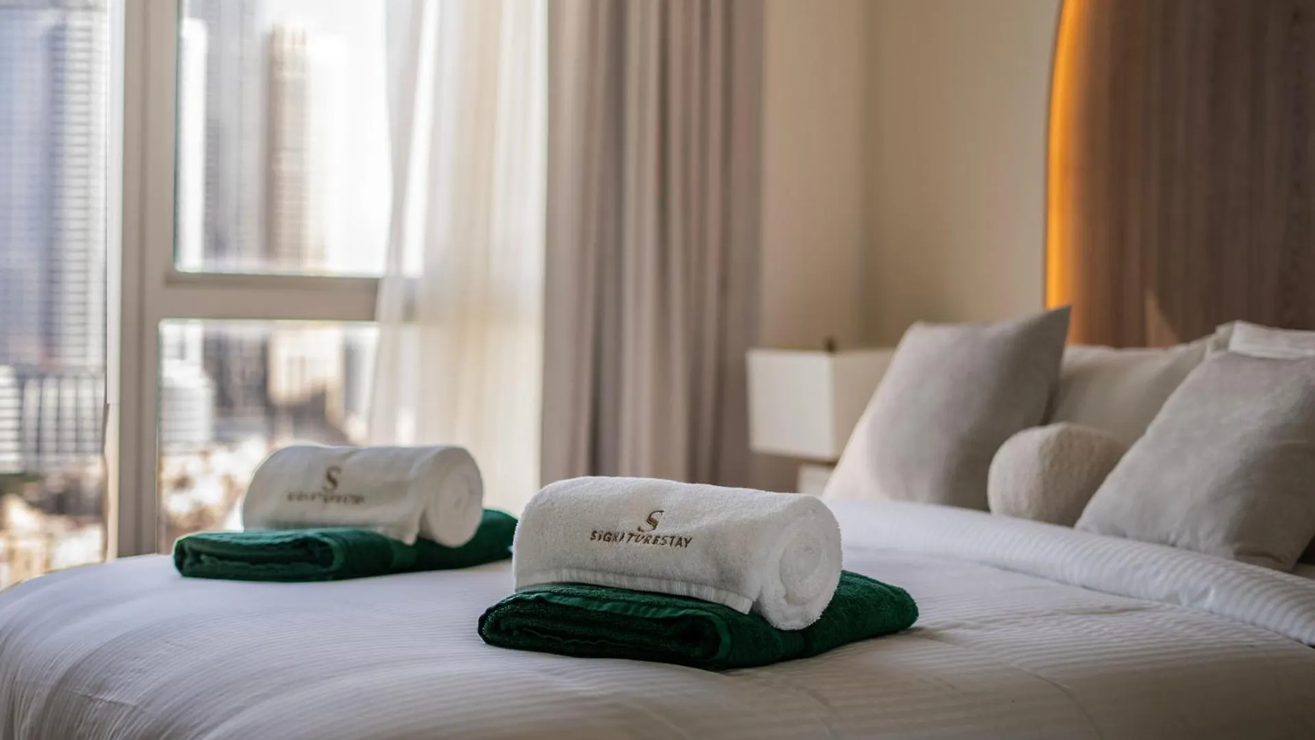 Apartment Stylish 2-Bedroom Luxury Stay In Downtown Dubai With Burj Khalifa & Fountain Views